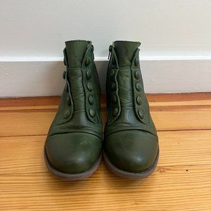 Miz Mooz NYC green buttoned ankle boots like new. 7.5